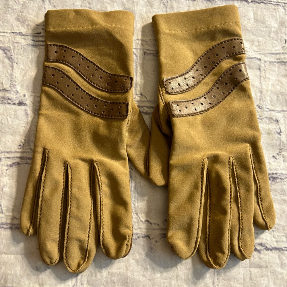 VINTAGE NOTICE TAN/CAMEL COLOR NYLON & SPANDEX WOMEN’S GLOVES PHILIPPINES O/S